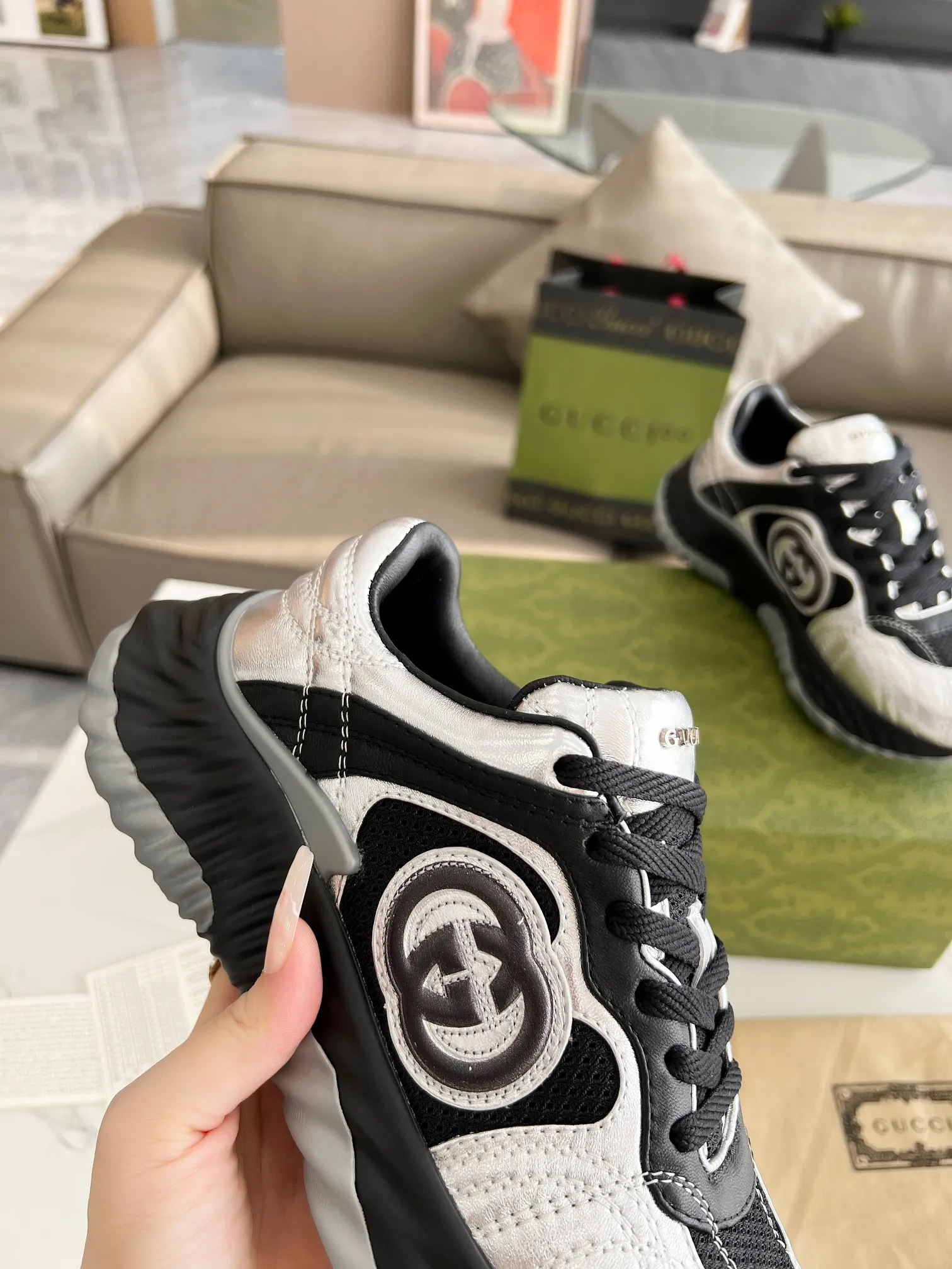 Men's men's shoes 💰780 Top version 🔝Original purchase and development [Love] This new sneaker adopts a thick-soled design, with stitched sheepskin upper and breathable mesh. Show full sense of technology. The 3D effect interlocking double G leather patch and Gucci letter metal accessories, two brand logo details, inject a dazzling texture into the overall design. The details are more substantial! ...